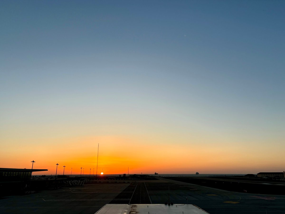 A dry and fine day on the Rock. Plenty of sunshine, and feeling warm, with lighter winds than of late and highs of 21 Celsius. Gentle to moderate easterly winds gradually decrease through this afternoon.