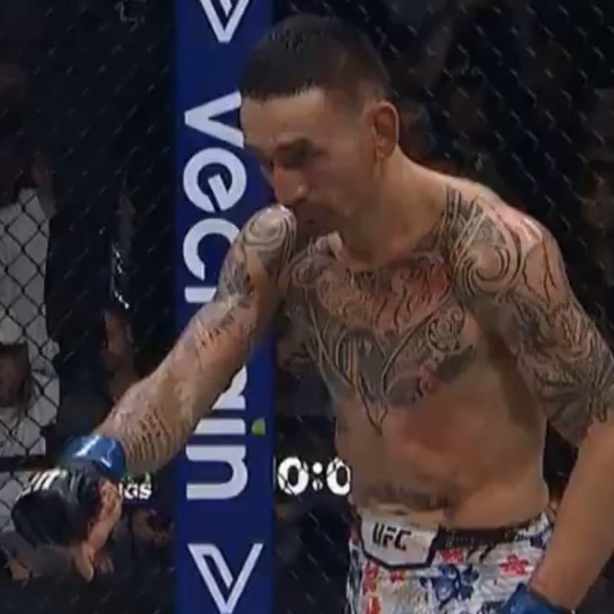 Imai_mma's tweet photo. Je préfère me faire courser par un rhinocéros plutôt que Max Holloway me montre le centre de l'octogone hun #UFC300 https://t.co/cCRJP5HW9n