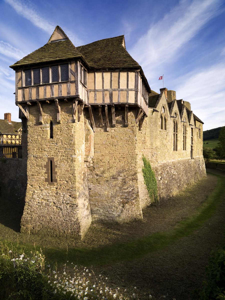 Stokesay Castle in Shropshire is one of the finest fortified manor houses in the country. 🤩 It was built at the end of the 13th century by Laurence of Ludlow, one of the richest men in England at the time.