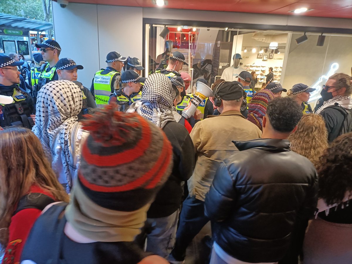 Jansant's tweet photo. People who were talking to the woman have no idea what she supposedly did to be detained or arrested. #CeasefireNOW #malbourne https://t.co/OY8XEcBhpc
