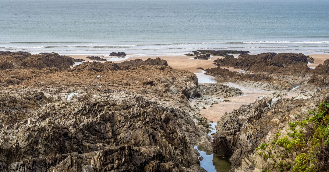 lovenorthdevon's tweet photo. Barricane Beach is a picturesque cove tucked in between the rocks, famous for cowries and other exotic sea shells 🐚

Local folklore says that these shells have travelled off the shore of a Caribbean island! Learn more 🔗 https://t.co/azUqsYS5EM https://t.co/eAJh6pv1SW