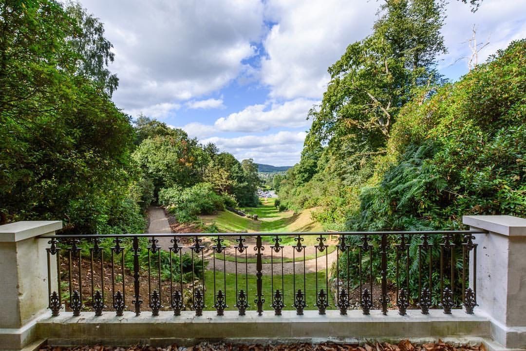 Come and step into history and nature at Dorking’s Deepdene Trail. Perfect for a day out or a local escape, The trail is just a 15-minute stroll from the heart of Dorking and all the town centre has to offer. Embrace Dorking’s blend of culture, history, and natural beauty.