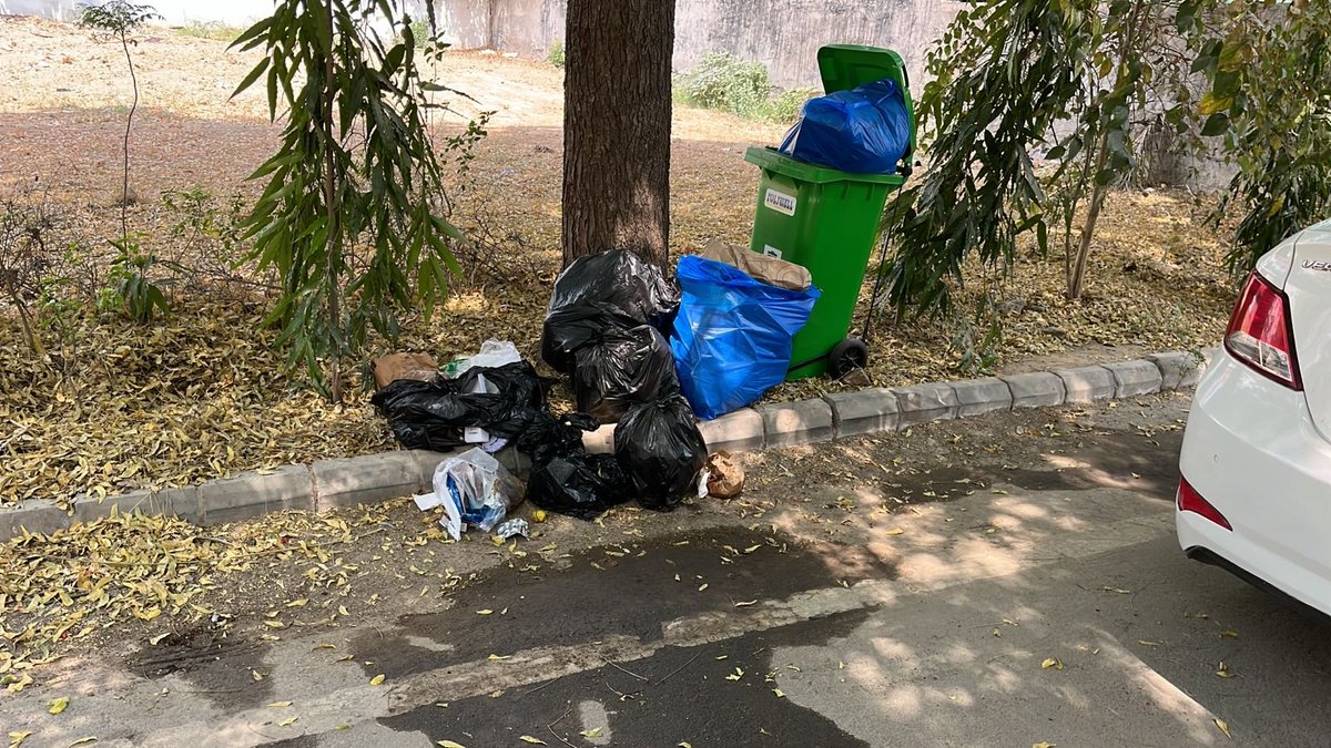 kkshrivastav1's tweet photo. @cmohry पिछले 8–10 दिनों से साउथ सिटी 1 गुड़गांव में garbage collection नहीं हुआ। नतीज़ा, कचरा अब सोसायटी लेन में पड़ा है और सड़ रहा है। कृपया, नागरिकों के स्वास्थ्य से खिलवाड़ न होने दें और तुरत कार्यवाही का निर्देश दें। https://t.co/CSaxiaeTnV