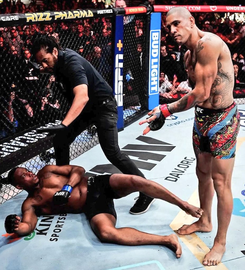 Sweet dreams saw his death in that left hook😅 
#UFC300