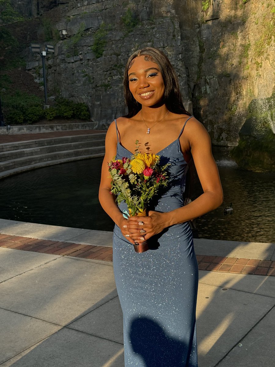LeahBrooks2005's tweet photo. Senior Prom 2024!!❤️🖤💃🏻 https://t.co/ZVqwQkE5wK
