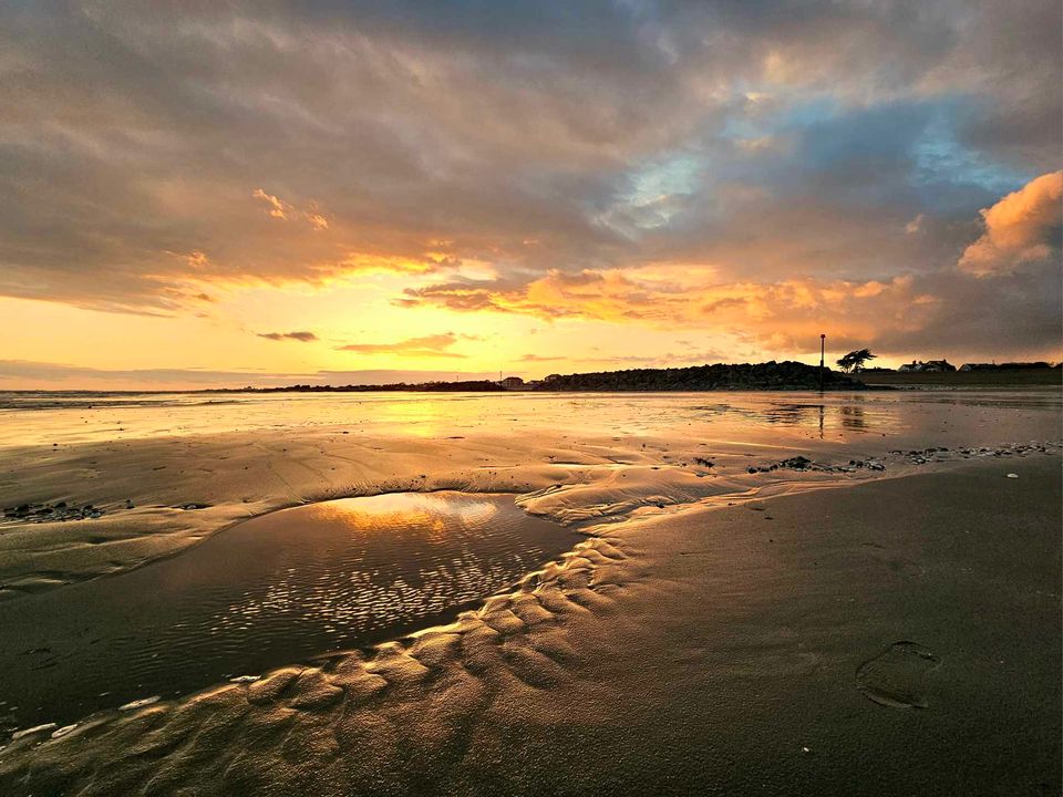 🌅 The golden sunset on Elmer Beach near Bognor was captured by Joanna Kaczorowska. It is our #PhotoOfTheDay 📸