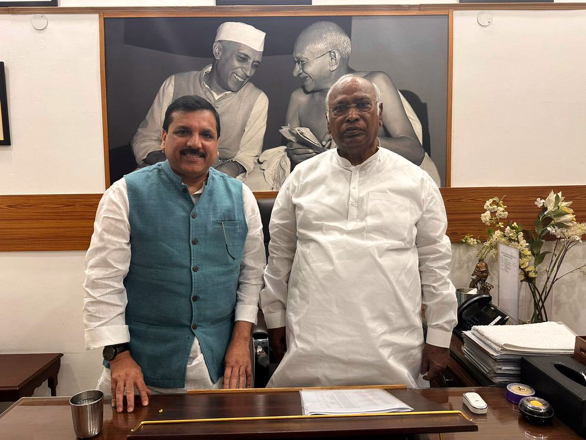 #INDIAAlliance MP @SanjayAzadSln ने दिल्ली में Congress अध्यक्ष @kharge से मुलाकात की