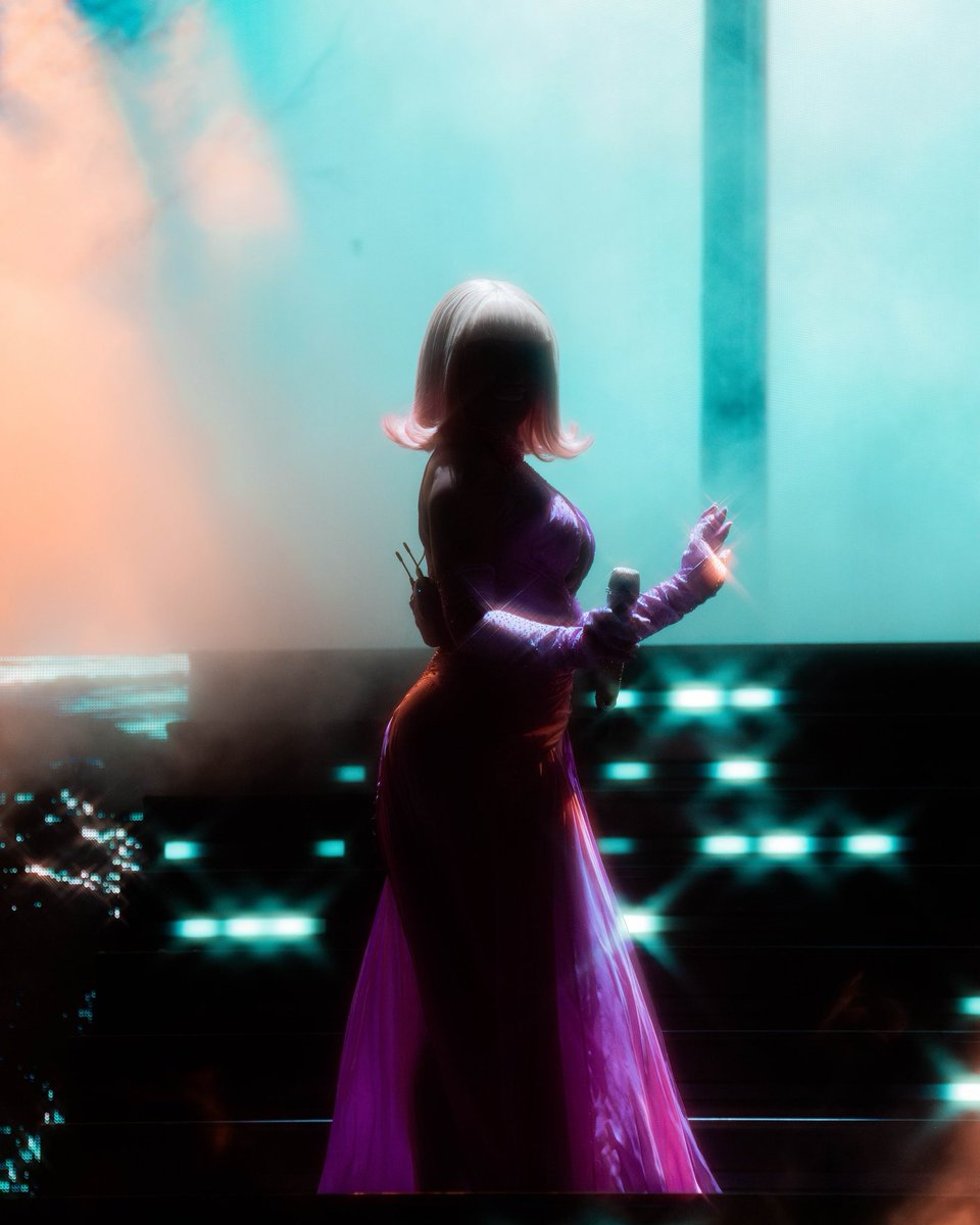 NICKIMINAJ's tweet image. #Versace #GagCityMilwuakee you’re the absolute best. Thank you. Love you. 🎀💙