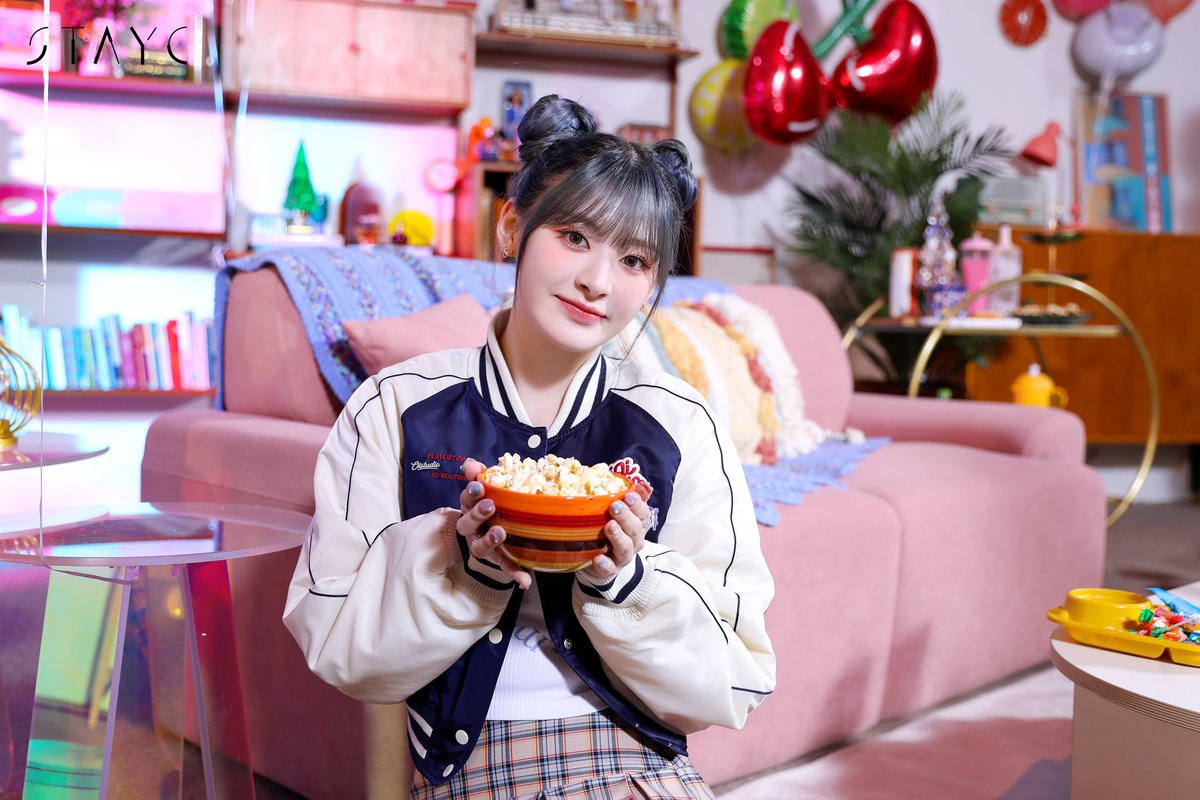 ꮼ  𝅄 한번 보세용  wi𝗇͟𝗌͟𝗈͟𝗆e snaps  ࿁  🍓 ◟ handed many joyous things like the one I’ve just held up to be revealed in front of ‘tis lens. Even if it’s just a sweet strawberry candy or a bowl of ‘nyom food, for me.. it's indeed the definition of happiness itself. 🧁