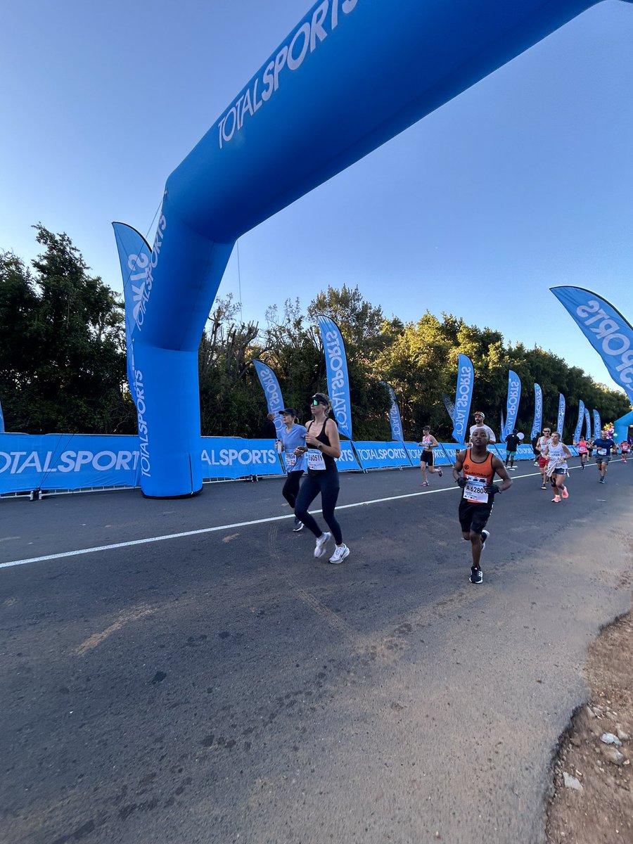 Runners coming in for the last stretch of the @2OceansMarathon Half Marathon

#TTOM2024 #HomeofRunning