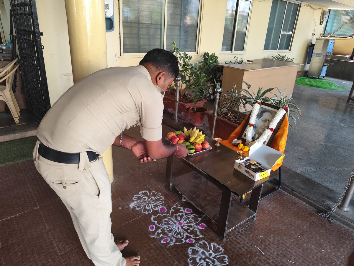 madivalaps's tweet image. ಭಾರತದ ಸಂವಿಧಾನ ಶಿಲ್ಪಿ, ಸಮಾನತೆಯ ಹರಿಕಾರ, ಮಹಾನ್ ಮಾನವತಾವಾದಿ, ಭಾರತರತ್ನ ಬಾಬಾಸಾಹೇಬ್ ಡಾ. ಬಿ.ಆರ್. ಅಂಬೇಡ್ಕರ್ ಅವರ ಜಯಂತಿಯಂದು ಶತಕೋಟಿ ನಮನಗಳು. ಅವರ ಚಿಂತನೆ, ಮಾರ್ಗದರ್ಶನಗಳು ನಮ್ಮೆಲ್ಲರಿಗೂ ಸದಾ ದಾರಿದೀಪವಾಗಲಿ. ಇಂದು ಮಡಿವಾಳ ಪೊಲೀಸ್ ಠಾಣೆಯಲ್ಲಿ ಅವರ ಜನ್ಮ ಜಯಂತಿಯನ್ನು ಆಚರಿಸಲಾಯಿತು.