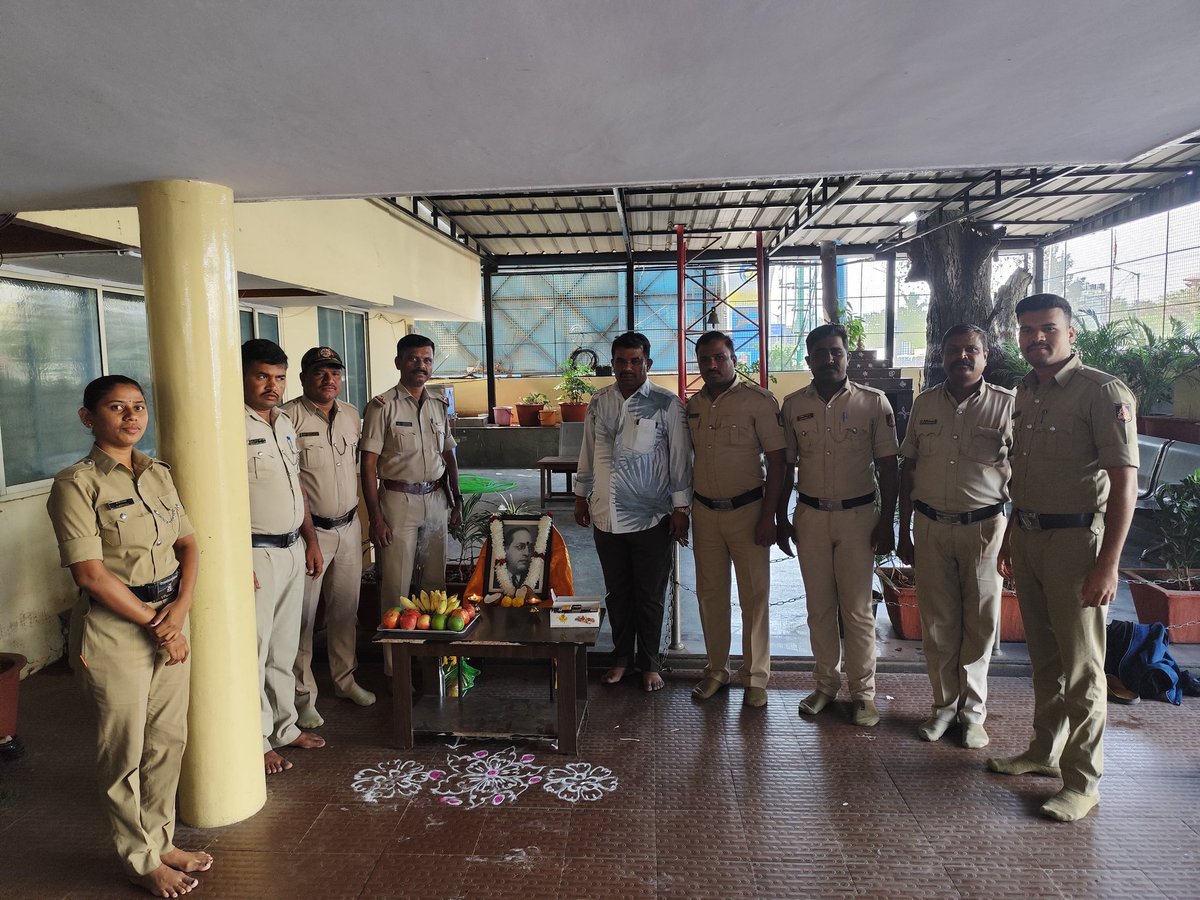 madivalaps's tweet image. ಭಾರತದ ಸಂವಿಧಾನ ಶಿಲ್ಪಿ, ಸಮಾನತೆಯ ಹರಿಕಾರ, ಮಹಾನ್ ಮಾನವತಾವಾದಿ, ಭಾರತರತ್ನ ಬಾಬಾಸಾಹೇಬ್ ಡಾ. ಬಿ.ಆರ್. ಅಂಬೇಡ್ಕರ್ ಅವರ ಜಯಂತಿಯಂದು ಶತಕೋಟಿ ನಮನಗಳು. ಅವರ ಚಿಂತನೆ, ಮಾರ್ಗದರ್ಶನಗಳು ನಮ್ಮೆಲ್ಲರಿಗೂ ಸದಾ ದಾರಿದೀಪವಾಗಲಿ. ಇಂದು ಮಡಿವಾಳ ಪೊಲೀಸ್ ಠಾಣೆಯಲ್ಲಿ ಅವರ ಜನ್ಮ ಜಯಂತಿಯನ್ನು ಆಚರಿಸಲಾಯಿತು.