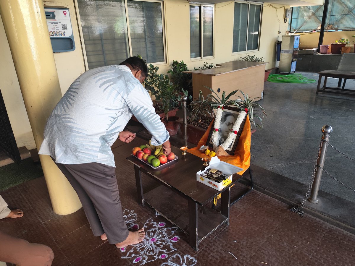 madivalaps's tweet image. ಭಾರತದ ಸಂವಿಧಾನ ಶಿಲ್ಪಿ, ಸಮಾನತೆಯ ಹರಿಕಾರ, ಮಹಾನ್ ಮಾನವತಾವಾದಿ, ಭಾರತರತ್ನ ಬಾಬಾಸಾಹೇಬ್ ಡಾ. ಬಿ.ಆರ್. ಅಂಬೇಡ್ಕರ್ ಅವರ ಜಯಂತಿಯಂದು ಶತಕೋಟಿ ನಮನಗಳು. ಅವರ ಚಿಂತನೆ, ಮಾರ್ಗದರ್ಶನಗಳು ನಮ್ಮೆಲ್ಲರಿಗೂ ಸದಾ ದಾರಿದೀಪವಾಗಲಿ. ಇಂದು ಮಡಿವಾಳ ಪೊಲೀಸ್ ಠಾಣೆಯಲ್ಲಿ ಅವರ ಜನ್ಮ ಜಯಂತಿಯನ್ನು ಆಚರಿಸಲಾಯಿತು.