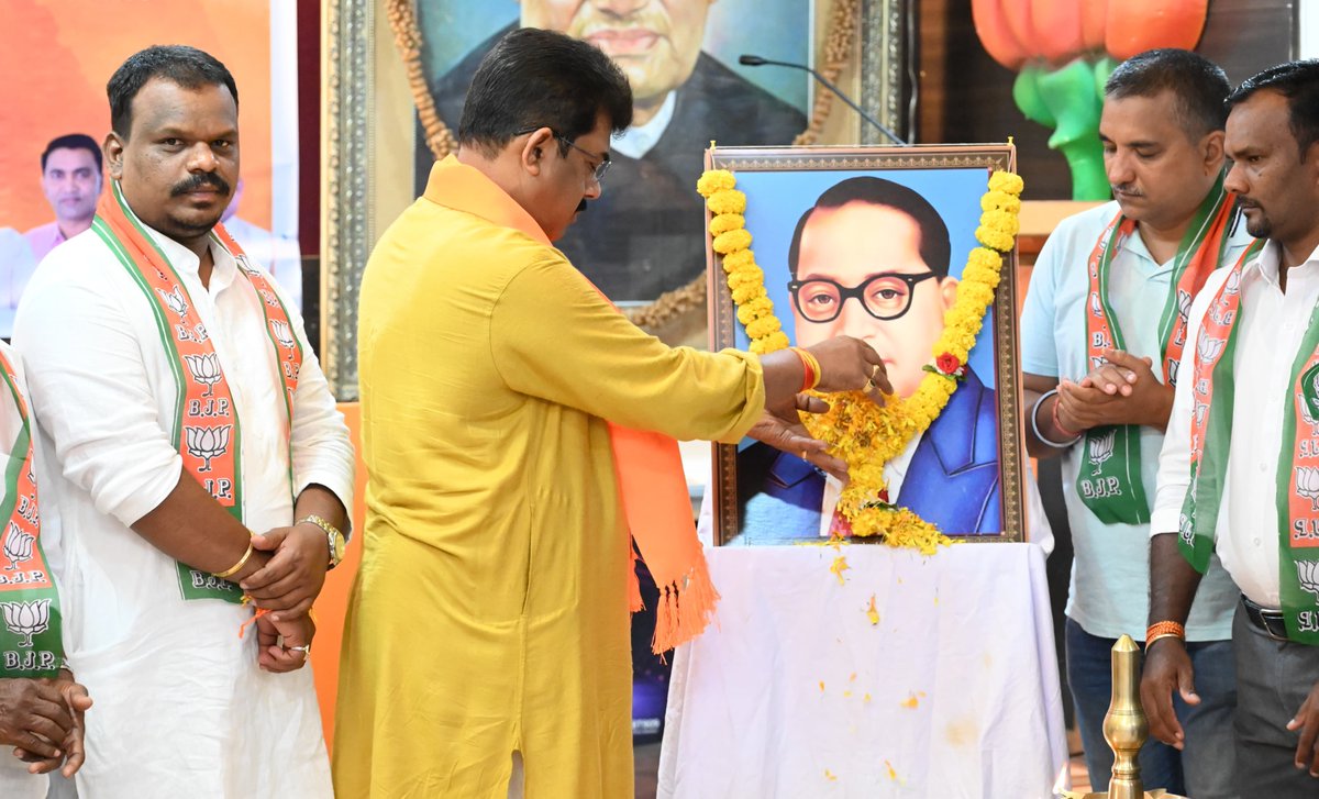 Paid floral tributes to Dr. Babasaheb Ambedkar on the occasion of his Birth Anniversary celebrated as #AmbedkarJayanti at the @BJP4Goa Office in Panaji along with former MLA and State Convener of IT Cell Sidharth Kuncalienkar, State President of SC Morcha Siddesh Pednekar and…
