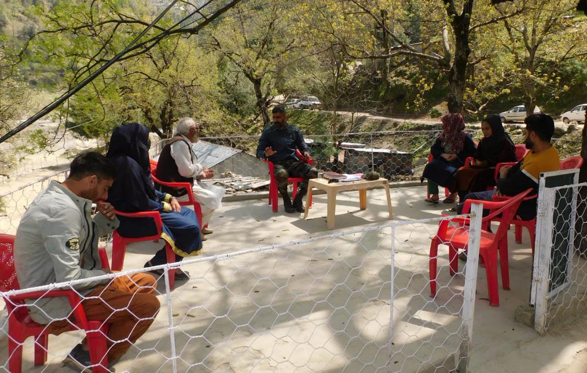 Interaction with local community : Keran, Kashmir

#sundaymotivation #kupwara #kashmir #badaltajammukashmir #explorepage #BuildingBridgesofFriendship #MilitaryCooperation