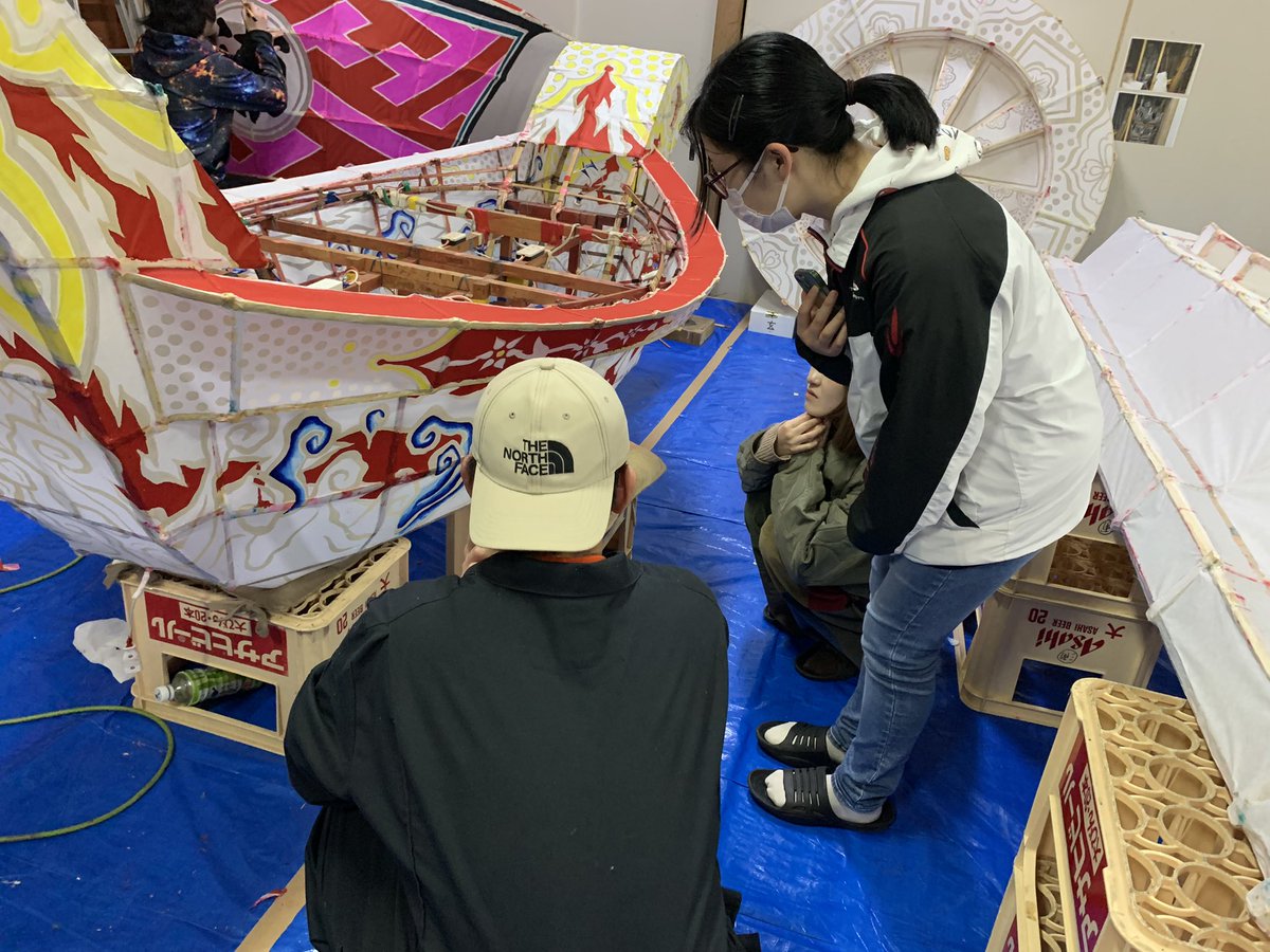 sukiyaki_meets's tweet photo. 【昨日のスキヤキ】
福野の春といえば夜高祭！
近年子ども向けワークショップなどで活躍している金沢美大ちきゅう部が、あんどん制作の見学に。
間近で制作の風景を見れて部員のみんなはほくほくで帰っていきました〜

浦町の皆さんご協力いただきありがとうございました！
福野夜高祭は5月1〜3日🌙 https://t.co/5I47YmUn0g