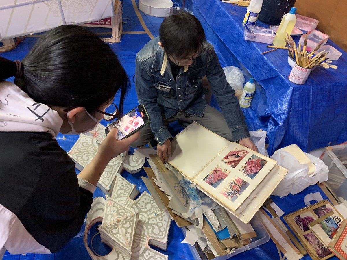 sukiyaki_meets's tweet photo. 【昨日のスキヤキ】
福野の春といえば夜高祭！
近年子ども向けワークショップなどで活躍している金沢美大ちきゅう部が、あんどん制作の見学に。
間近で制作の風景を見れて部員のみんなはほくほくで帰っていきました〜

浦町の皆さんご協力いただきありがとうございました！
福野夜高祭は5月1〜3日🌙 https://t.co/5I47YmUn0g