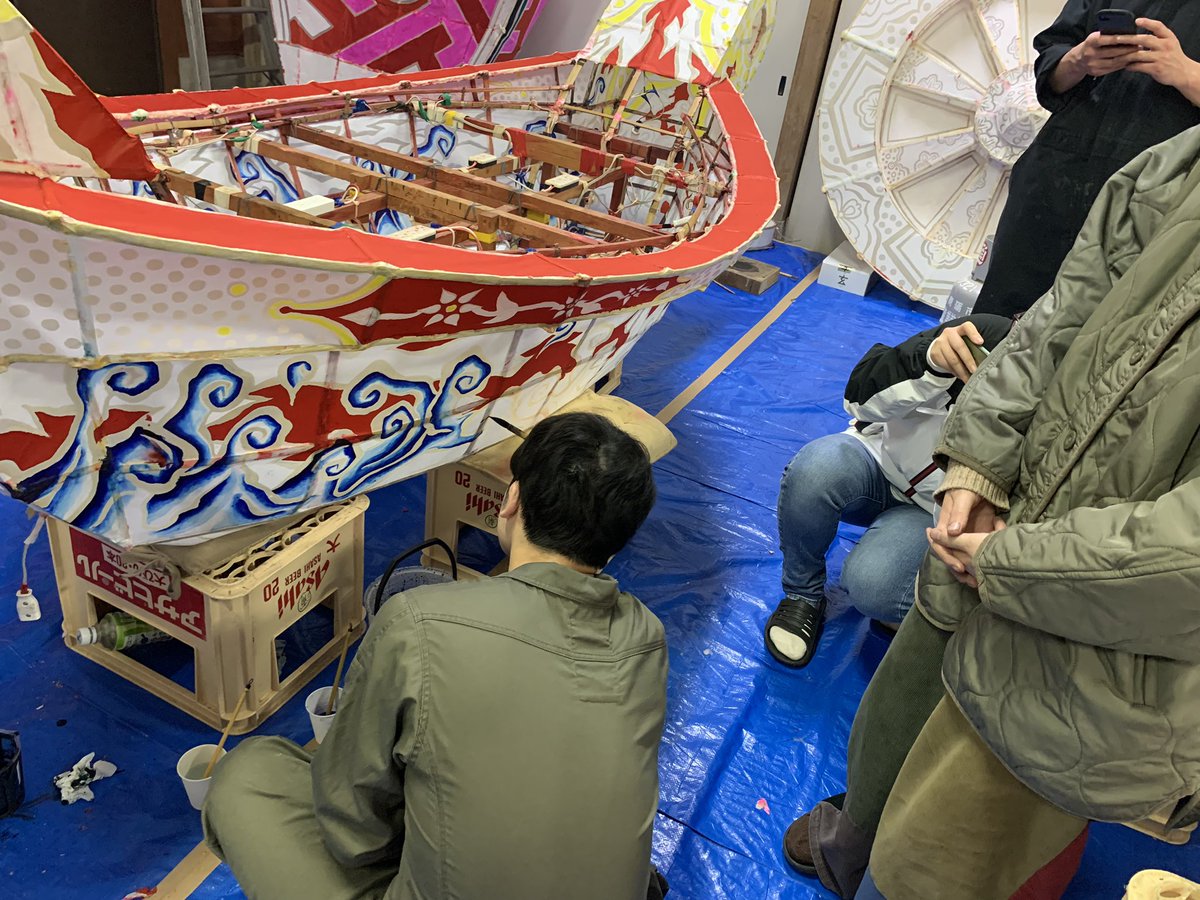 sukiyaki_meets's tweet photo. 【昨日のスキヤキ】
福野の春といえば夜高祭！
近年子ども向けワークショップなどで活躍している金沢美大ちきゅう部が、あんどん制作の見学に。
間近で制作の風景を見れて部員のみんなはほくほくで帰っていきました〜

浦町の皆さんご協力いただきありがとうございました！
福野夜高祭は5月1〜3日🌙 https://t.co/5I47YmUn0g