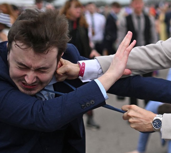 WholeTimeDavid's tweet image. Ain’t nothing more gangster than pulling somebody by their tie so you can punch them in the face while sporting a Rolex Sky Dweller