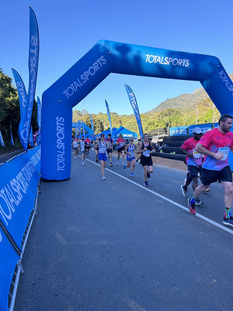 Runners coming in, in groups to make their way to the finish line at the @2OceansMarathon Half Marathon

#TTOM2024 #HomeofRunning