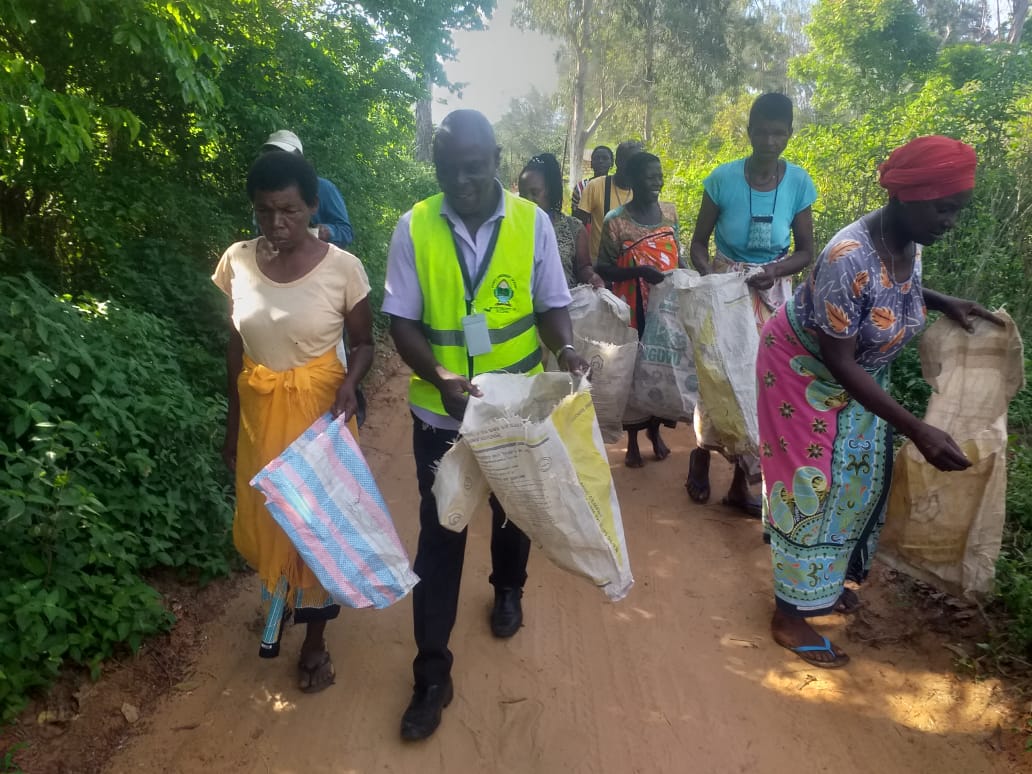 Madaraka003's tweet photo. A new day new blessings,
No one can live on a dirty environment, #OurPlanetOurResponsibility lets keep it clean and safe.
#WhereWeComeFrom #RegisTree
@UNEP @SDG2030 https://t.co/fgiQPL3Y2B