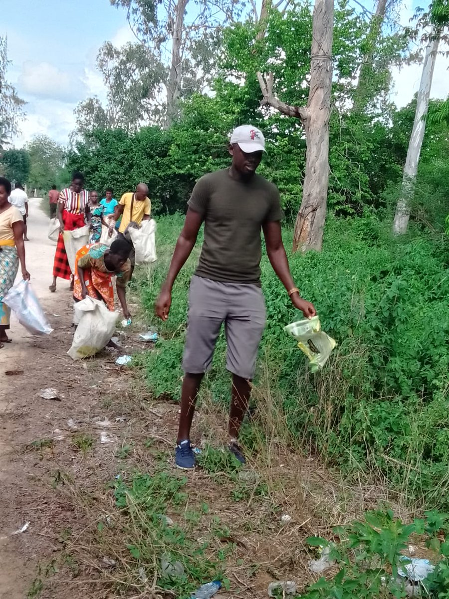 Madaraka003's tweet photo. A new day new blessings,
No one can live on a dirty environment, #OurPlanetOurResponsibility lets keep it clean and safe.
#WhereWeComeFrom #RegisTree
@UNEP @SDG2030 https://t.co/fgiQPL3Y2B