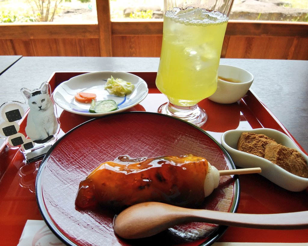 愛知県岡崎市から、 #磯部海苔男様 を、お迎えしたので おもてなし🤗 花見をしながら、🍙と 出来たてのお団子🍡 柔らかくて、串から落ちそうでしたよ(ﾟдﾟ)ｳﾏｰ #猫好き和菓子屋櫻園 @sakuraneko2222