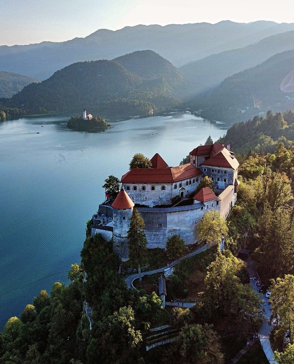 Bled in all its beauty. 🥰🏰🔔

Thanks Roberto Bentivogli for sharing your 📸 with #lakebled. 😊

#JoinOurGreenStory #bledisland #bledcastle #bled #imagoparadisi #julijskealpe #julianalps #myway #mojaslovenija #ifeelsLOVEnia 💚