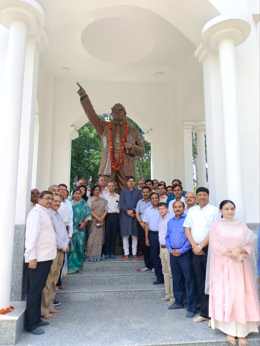 profalokkumar's tweet photo. विश्वविद्यालय सहयोगियों के साथ बाबा साहेब की  जयंती के उपलक्ष्य में विश्वविद्यालय में स्थित प्रतिमा पर माल्यार्पण किया। https://t.co/DYRkAHL8Yw