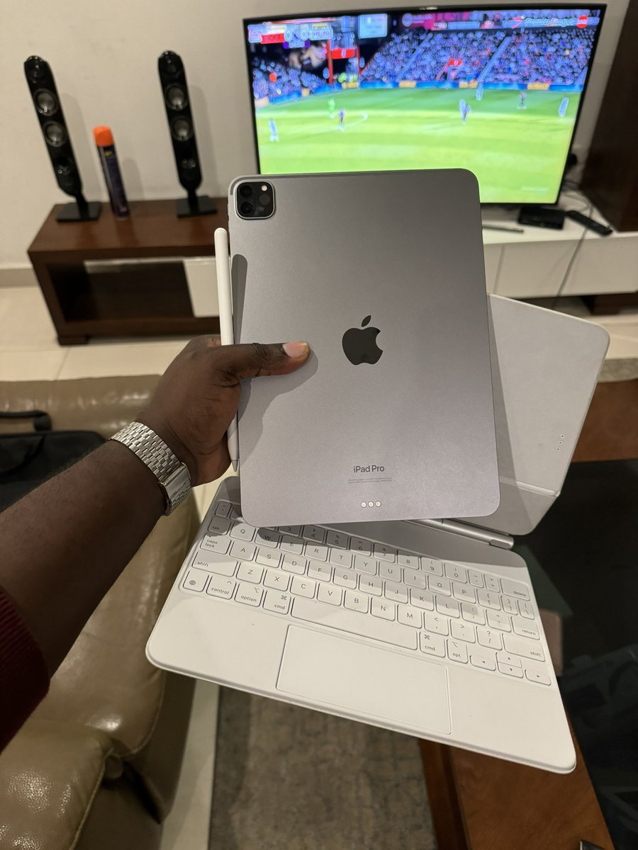 iPad pro M2 chip 11 inch | 256gb Cellular Comes with Magic Keyboard and a 2nd gen Apple pencil Tsh. 2,000,000 for both ☎️0752-992667