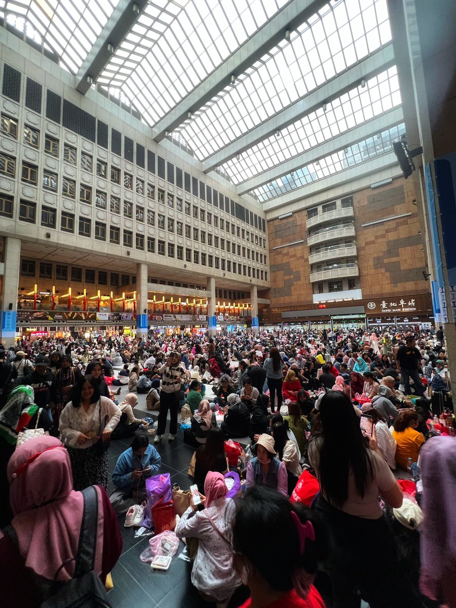 Taipei Station has been taken over by Eid celebrations!