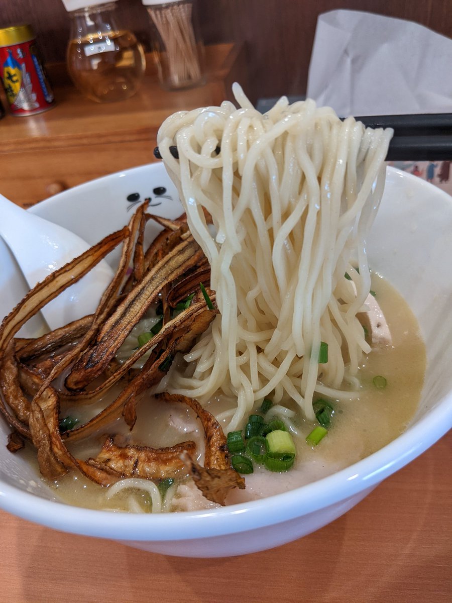 giantdefy33's tweet photo. 足利市
#あしかがラーメン
Gラーメン
揚げごぼう増し
SNSサービス味玉
4/6NewOpenの鶏系のお店✨
白湯スープに細麺を合わせた
Gラーメン(G系じゃない)
ごぼうが良いアクセントになって
とても美味しかった💕
Aの清湯は多加水麺でこれも気になる
接客もとても良くて
これからが楽しみなお店でした。 https://t.co/UlyCPhN7IA