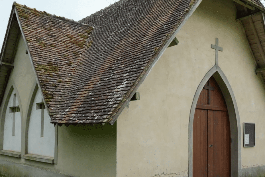 VIDEO. 'Sur les 16 enfants, 12 sont décédés ainsi que le prêtre qui les accompagnait.' Le drame de la chapelle d'Argent-sur-Sauldre: En Sologne, aux abords de l’étang du Puits, se dresse une chapelle érigée en mémoire d’un drame. dlvr.it/T5TTnw