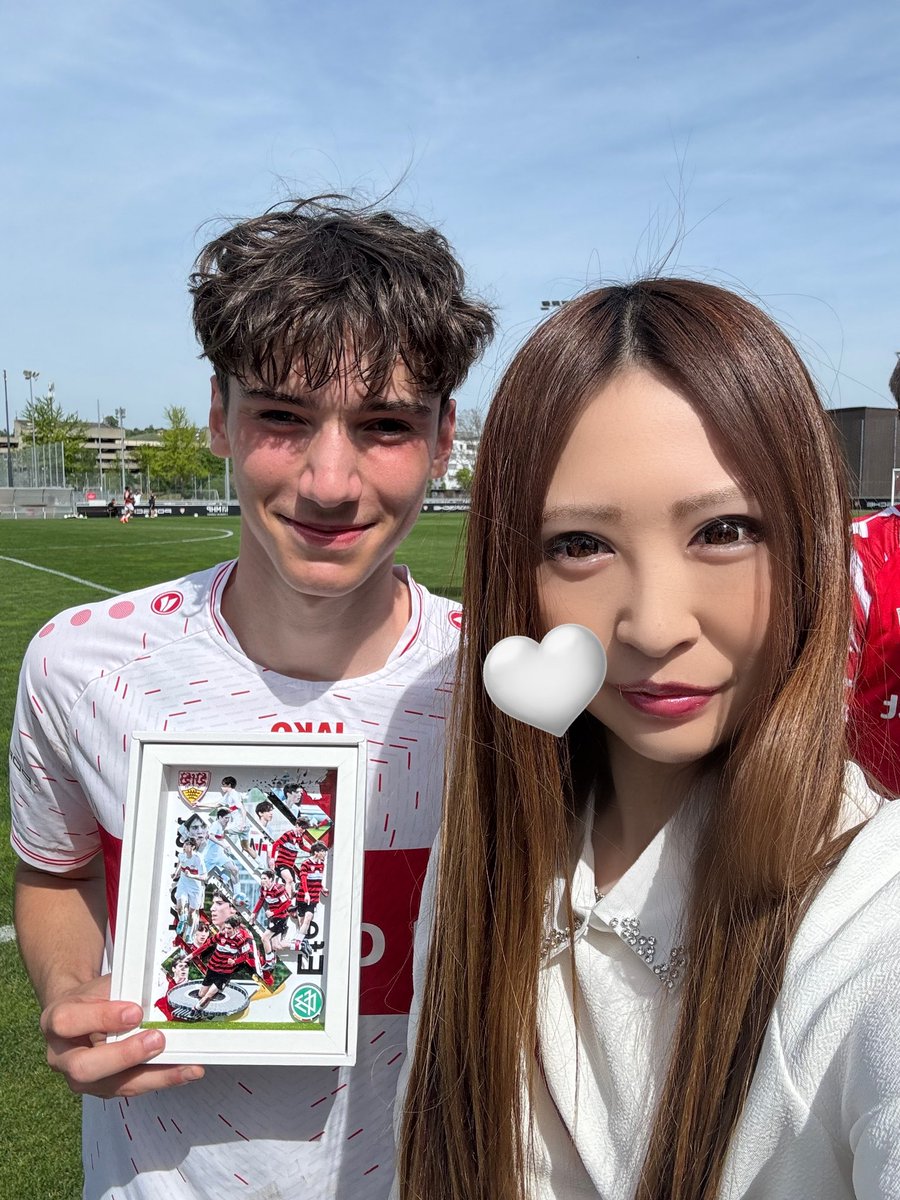 _jpjpjpjp06's tweet photo. 逆転勝利からのU19の大好きな2人と念願の😭🫶💖
こんな幸せな日があっていいのかってくらい本当幸せすぎた。
試合後両家が一緒にいて挨拶したら、ラウリから話し振ってくれたのに両家パパ達が一斉に被せて私にマシンガントークしてきラウリの声がかき消されエフェ爆笑&amp;ラウリ苦笑い😂私聖徳太子ちゃうw https://t.co/7XEnPSWCt8