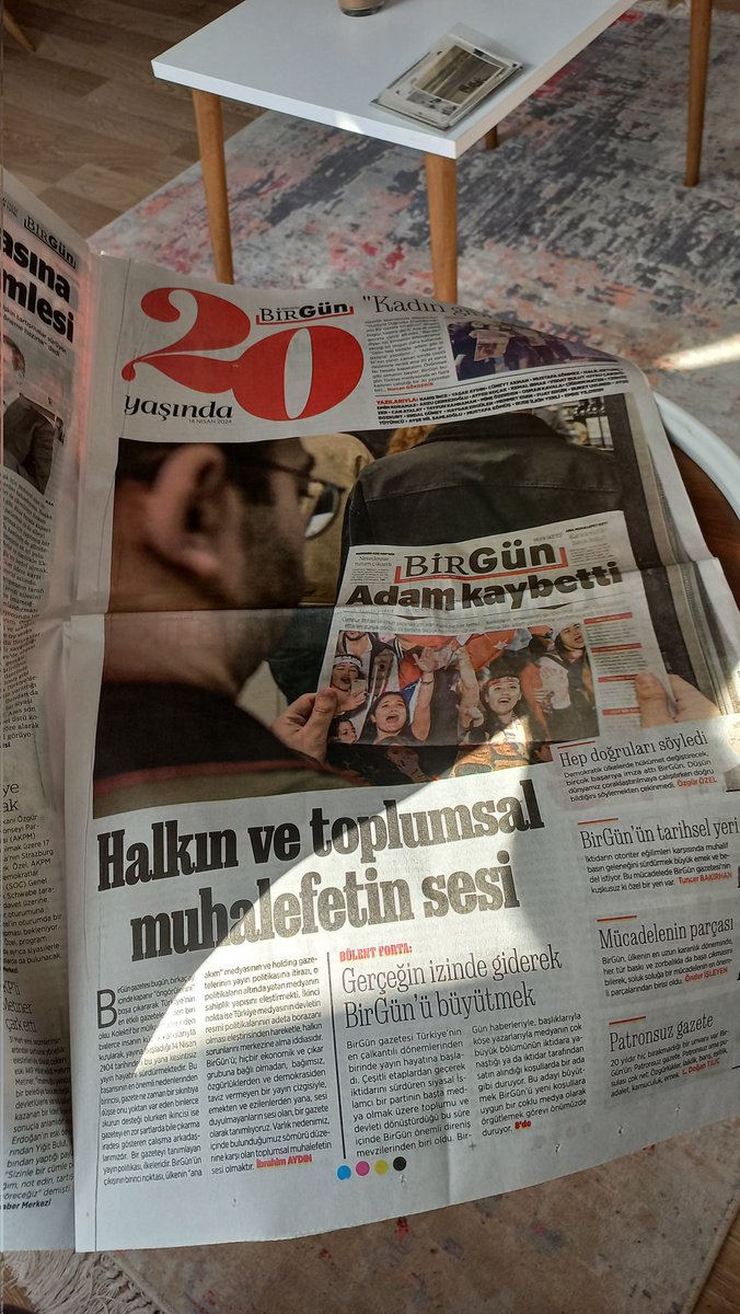 Seçim sonrası heyecanıyla Beyoğlu sokaklarını turlarken @erkincanseyhan'ın 'Abi gazeteyi şöyle bi tutar mısın' diyerek çektiği bu fotoğraf, bugün BirGün'ün 20. yıl özel sayısı pazar ekinin kapağında. İyi ki doğdun @BirGun_Gazetesi!