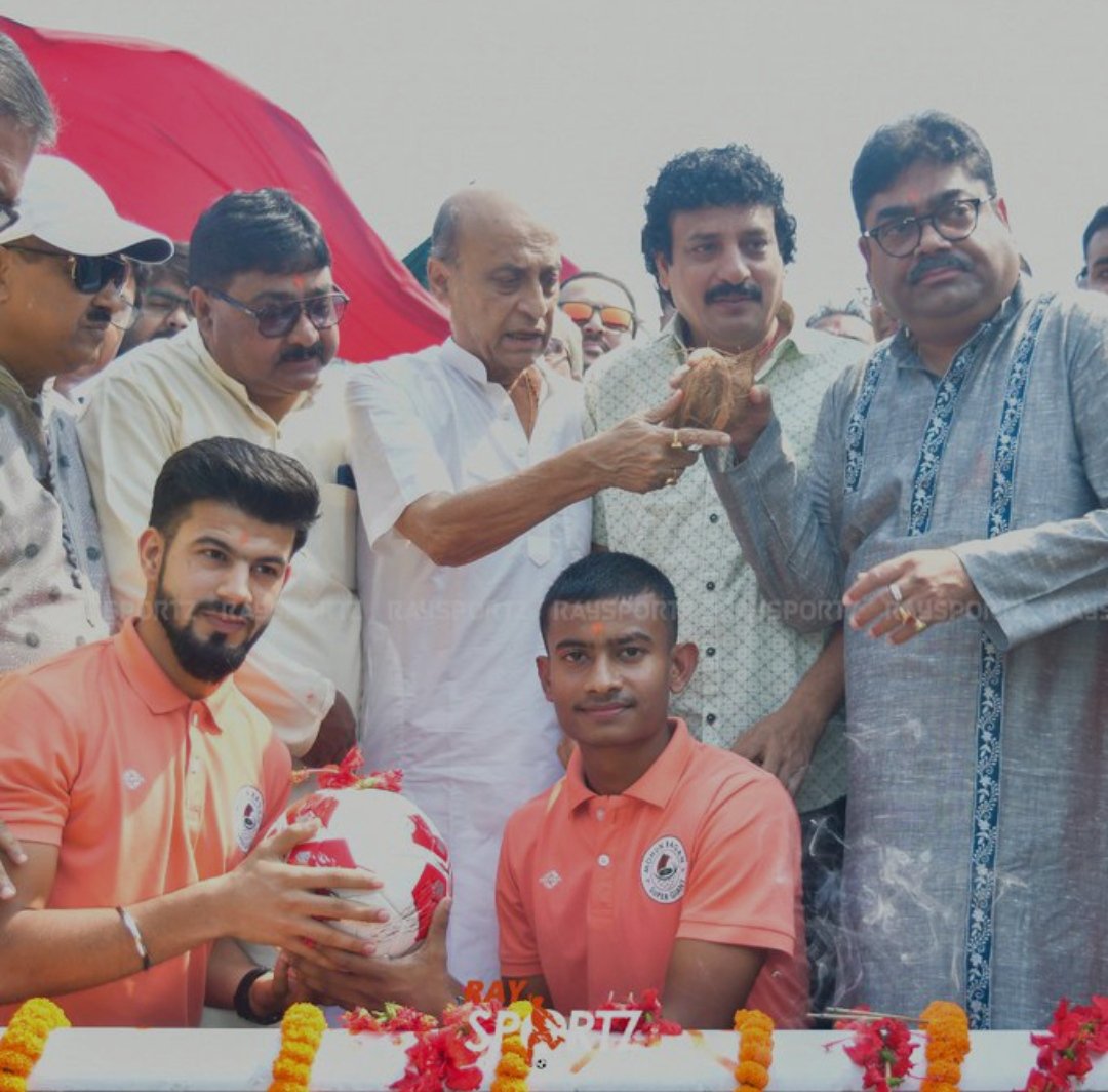 Mohun Bagan's youth star Dippendu Biswas and Amandeep Singh joined the club officials for the auspicious Bengali Bar Pujo. 

Joy Mohun Bagan 💚❤