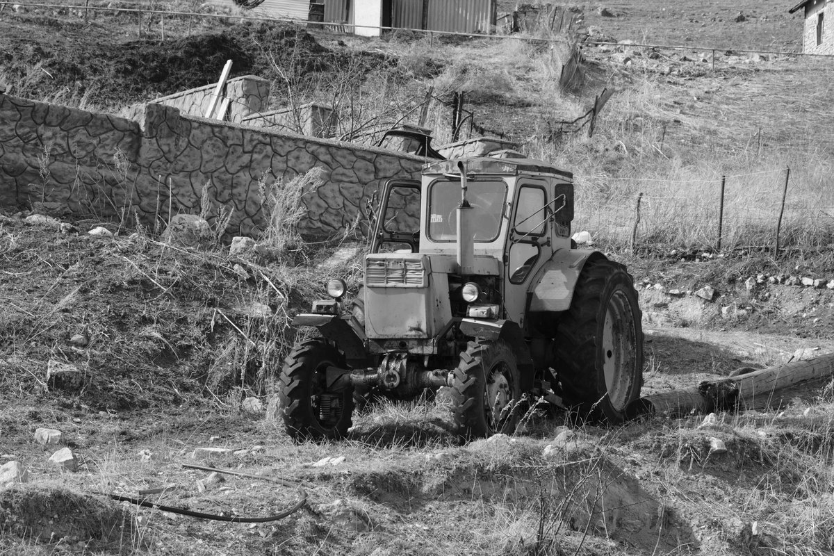 Abandoned old tractor. #tractor #streetphotography #photo #photography #photos #monochrome #blackandwhitephotography #bnw #vadimisakovphotos