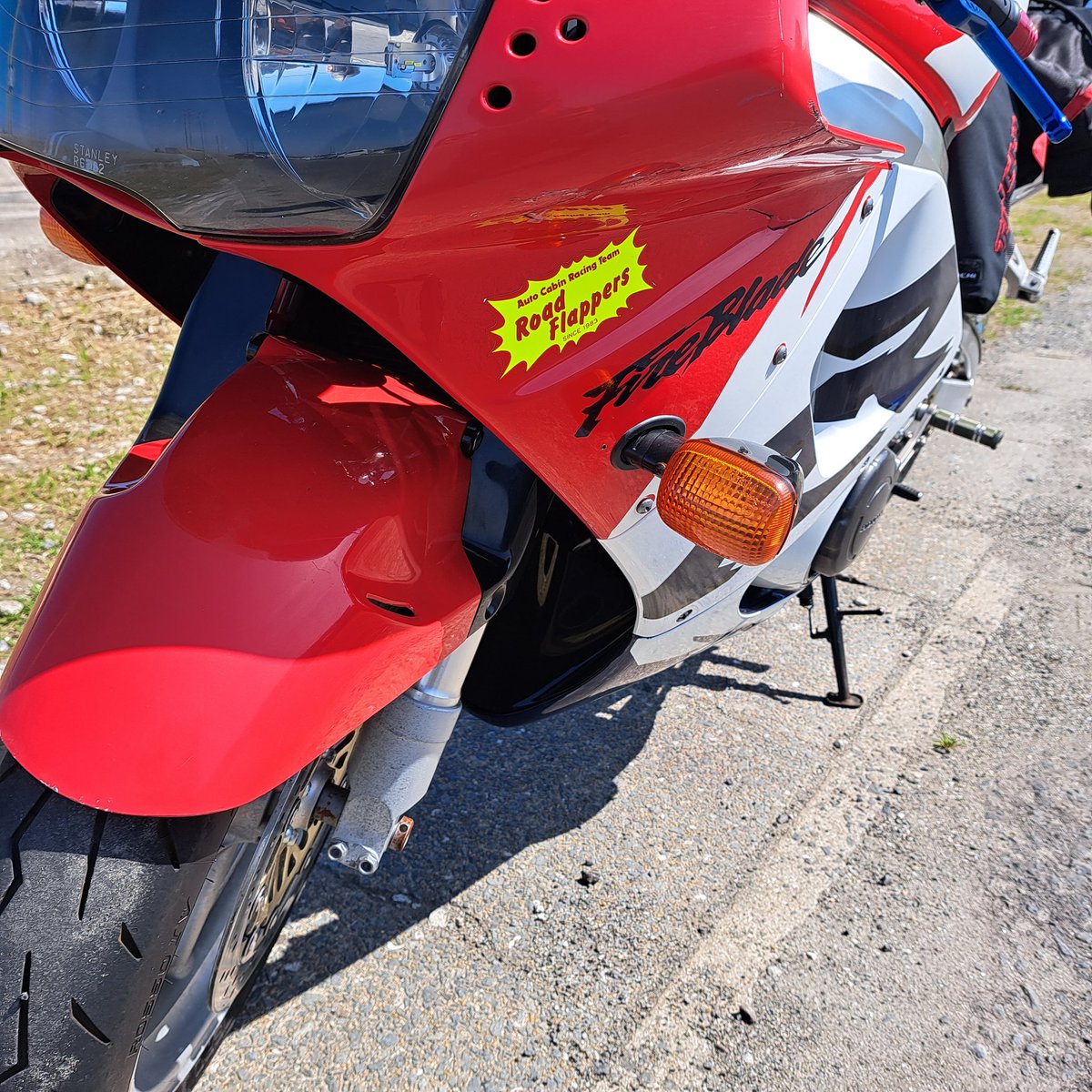 meganenorida's tweet photo. オジサンになると最終的にノーマルスタイルに落ち着く、ノーマルの良さに気付くまでに20年掛かりました😁
フェンダー、ウインカーは純正に戻してます。
このオールドスタイルがいいね👍️💕
かっこよ!✌
#SC33
#バイク好き
#バイク乗り https://t.co/XtuWMfiYiL