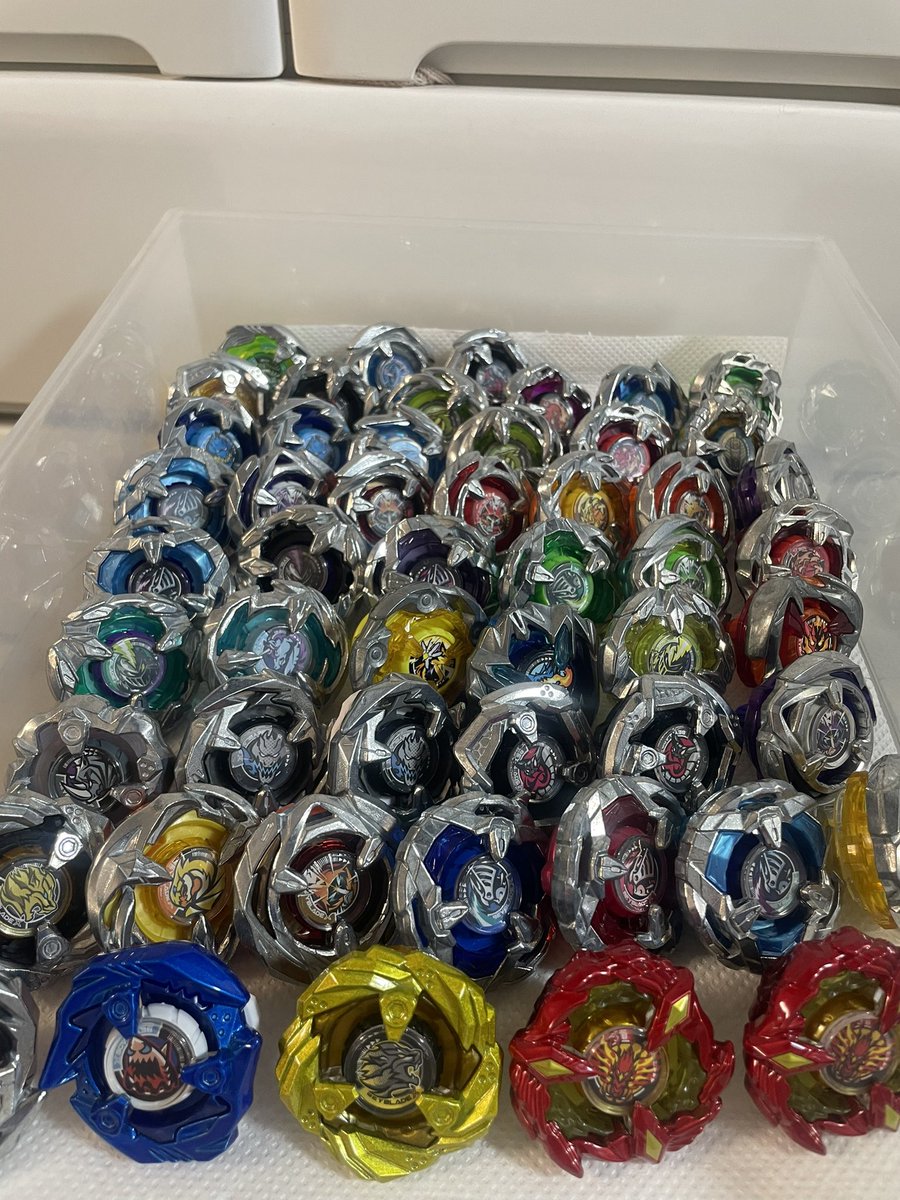 ベイブレード55個買っちゃった、みんなで遊びたい
