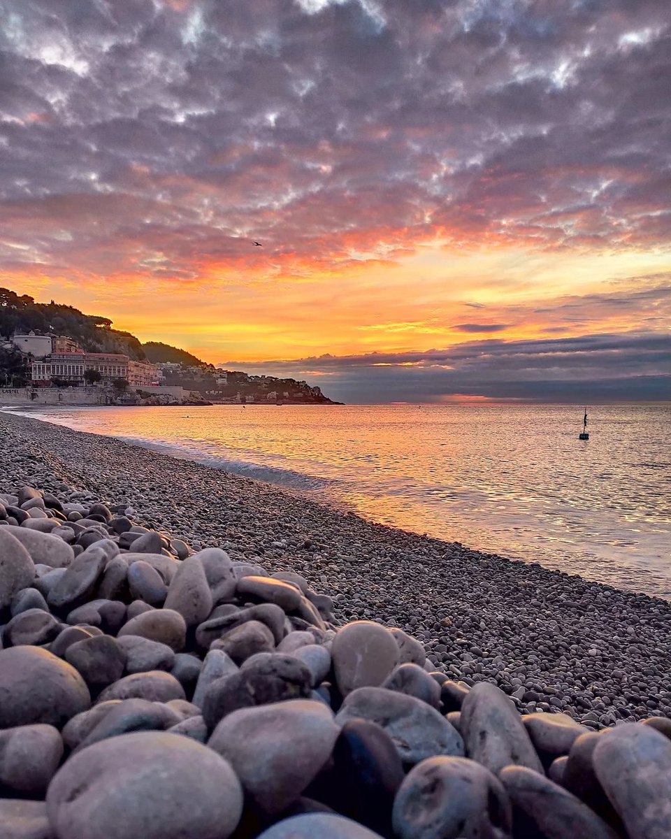 Bonjour à tous ! ☀️ Voilà un magnifique lever de soleil éclairant les galets de #Nice ! 😍 📸 annepstl (IG) #CotedAzurFrance #CotedAzur #sunset #ExploreNiceCotedAzur #ILoveNice #Nice06 #skycolors #JeudiPhoto #Departement06 @AlpesMaritimes @ExploreNCA @VilledeNice