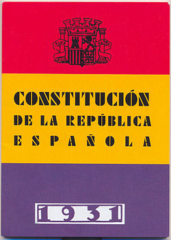 ARTÍCULO 1

"España es una República democrática de trabajadores de toda clase, que se organiza en régimen de Libertad y de Justicia

Los poderes de todos sus órganos emanan del pueblo...

La bandera de la República española es roja, amarilla y morada"