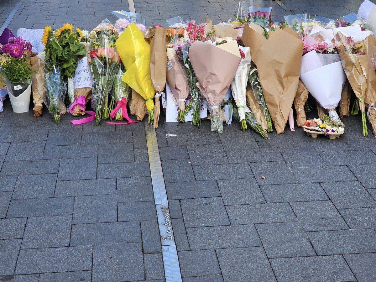 I visited and added to the floral tribute today at 12 noon to yesterday's #BondiJunction Stabbings. I'm sure it would have grown in size by then.
