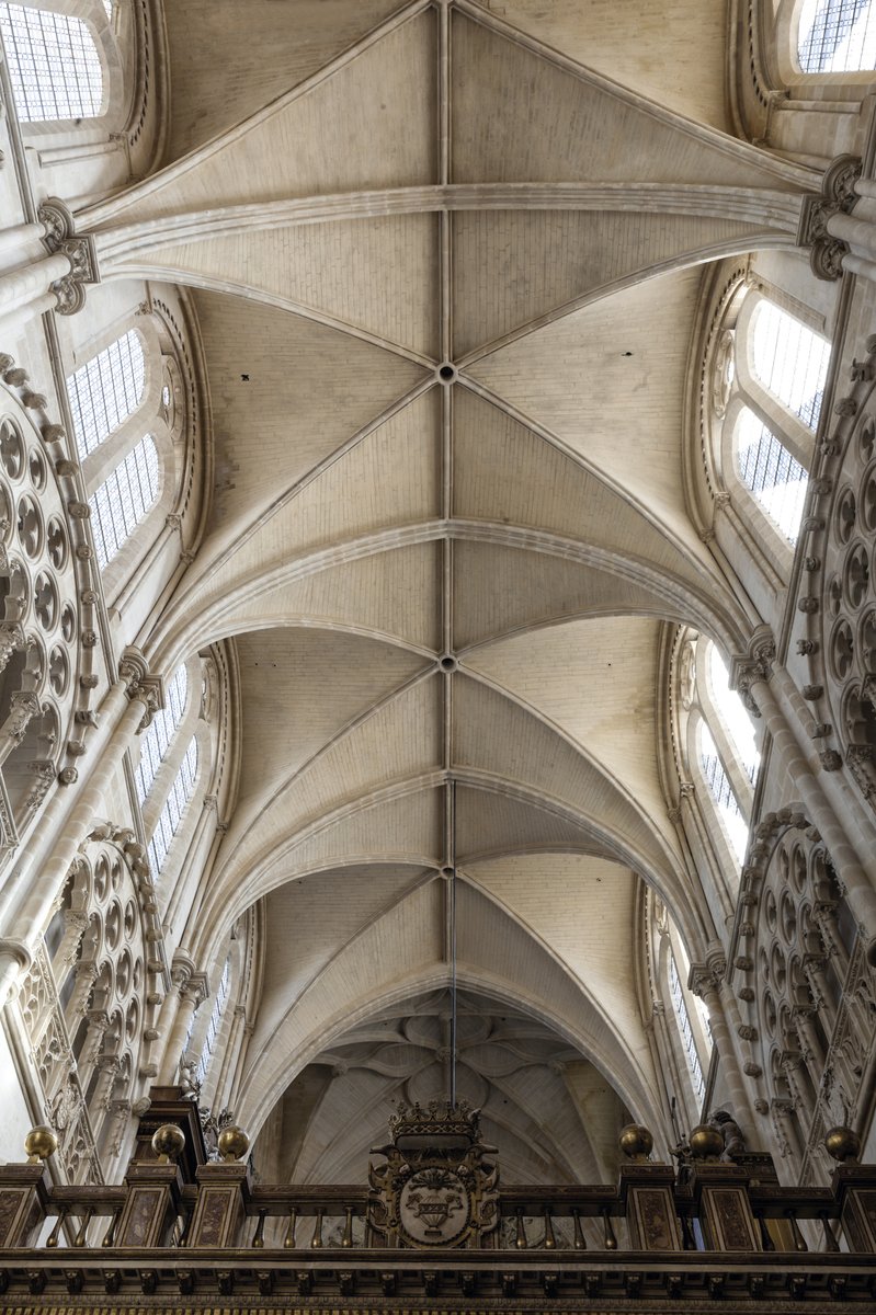 NAVE CENTRAL DE LA CATEDRAL El sistema de cubiertas de la #CatedraldeBurgos recuerda a las grandes catedrales francesas de principios del siglo XIII, como el templo normando de #Coutances, con sus bóvedas de crucería reforzadas con una marcada ligadura longitudinal