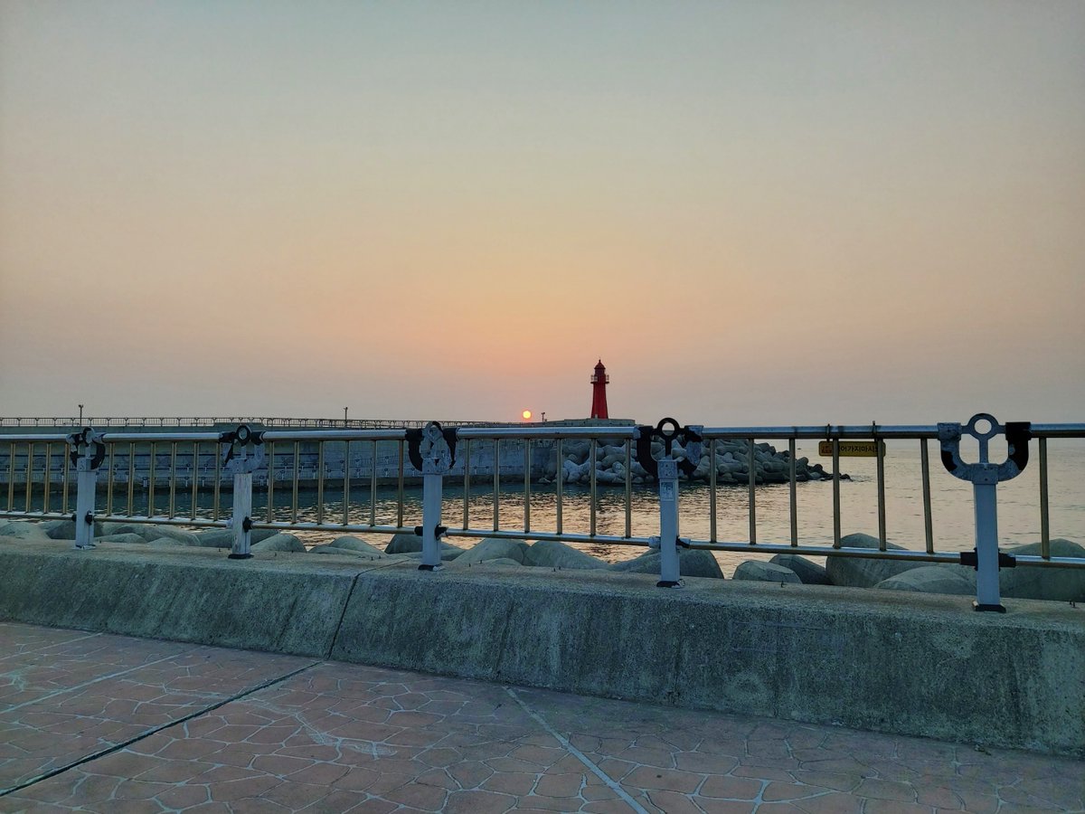 GSierh777's tweet photo. This is the beautiful East Sea of Korea.
I'm happy to share it with SNPIT. I want to take more photos and share them! lol
#SNPIT #SNPITapril #korea #Gangwondo #photography
#Sokcho #travel https://t.co/kGrIXPzIq0