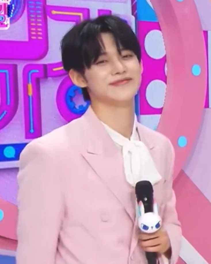 txt_sarangdan2's tweet photo. 2년동안 변함없이 웃음 가득한 엠씨 연준이.. https://t.co/JImoBTh4lD
