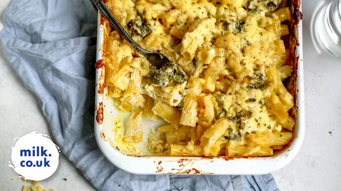 Our Cheddar Broccoli Pasta Bake is an affordable easy dinner recipe the entire family will love! It requires little hands-on time and is packed with cheesy goodness 😋🧀🥦 Browse this and other delicious meal suggestions here: milk.co.uk/recipes/dinner/