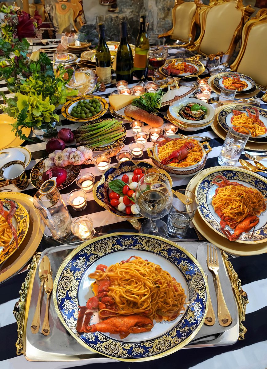 #Versace  #FineDining #Milano #Italy🇮🇹✈️#LobsterPasta🍝🦞#FineDining #linguineallaragosta #versacecutlery #CulinaryExperience #Gastronomy #EatingItaly 😋#pranzo #simangia #famiglia