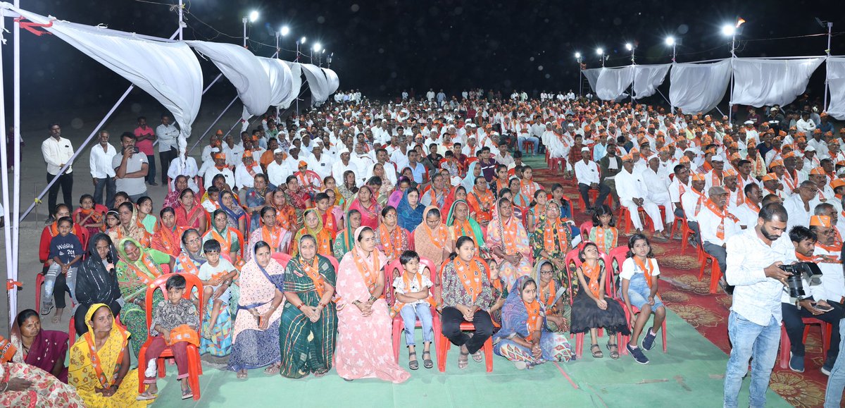 DrSubhashMoS's tweet photo. 📍सुराणे (ता.बागलाण) 

काल धुंदे MI टॅन्क धरण क्षेत्रात बागलाण व मालेगाव तालुक्यातील हरणबारी उजवा कालवा व केळझर वाढीव चारी क्रमांक ८ क्षेत्रातील शेतकरी,नागरिक,भाजप कार्यकर्त्यांच्��ा उपस्थितीत मेळावा संपन्न झाला.
मोठ्या संख्येने शेतकरी वर्ग,नागरीक तसेच महिलांची देखील उपस्थित होती. https://t.co/P4u6VF1IKR