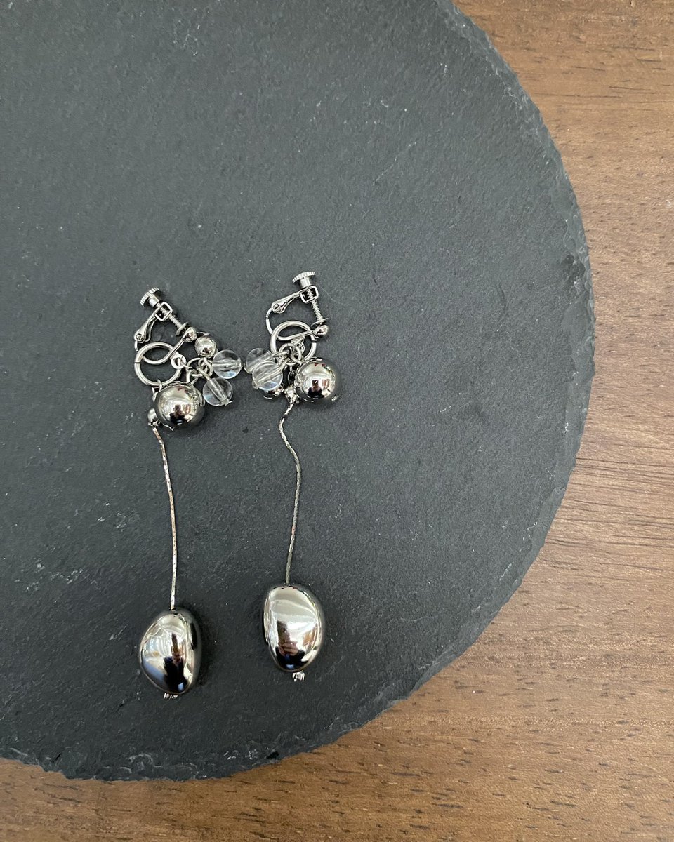twodotnine__'s tweet photo. シルバーボールを組み合わせたイヤリング𓌅
垂れ下がっている大ぶりボールは取り外し可能の2wayになっています。

シンプルだけどちゅるんとしていて、個人的にかなりおすすめです♡

#ハンドメイドアクセサリー  #ハンドメイド作品 #ハンドメイド作家 #ハンドメイド好きさんとつながりたい https://t.co/5j1SzujPPb