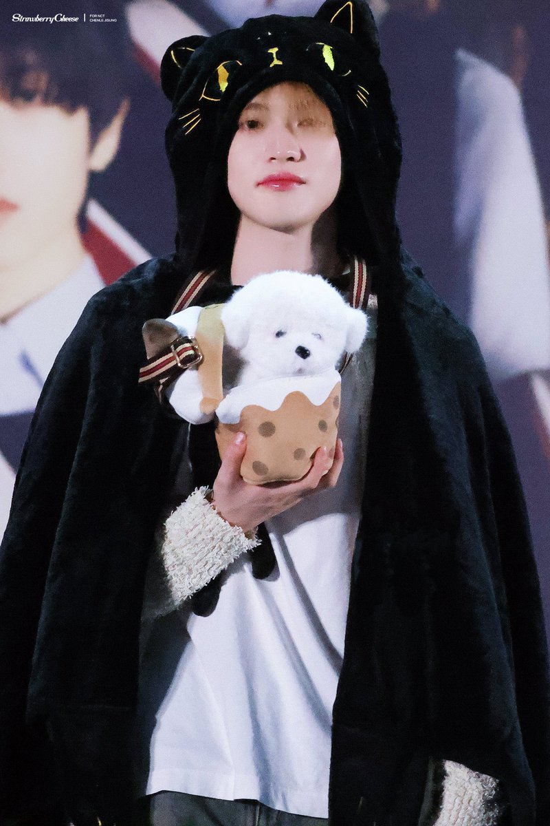 kitty cat chenle 🐈‍⬛ holding princess daegal doll 🫶🏻